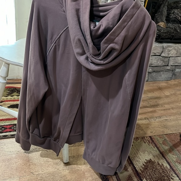 Athleta Hoodie XL
Great Condition 
Back V open - Picture 2 of 3